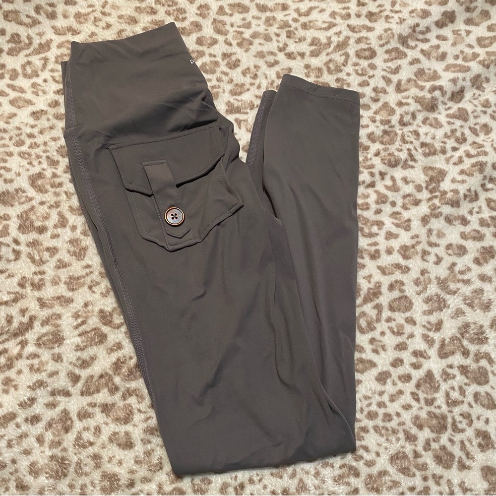 Grey scrunch butt leggings